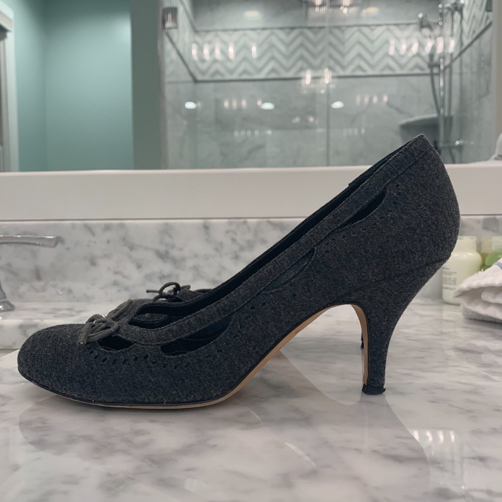 Kate Spade Gray Jersey Cutout Bowtie Heels. Size 7.5